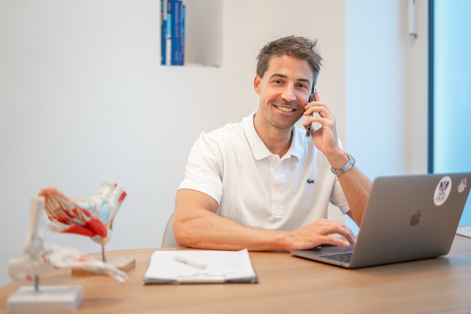 OA Dr. Bernd Vallant am Telefon an seinem Schreibtisch